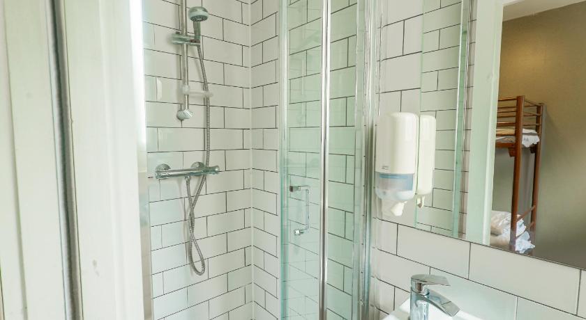 Bed in 6 Mixed Dormitory with Private Bathroom fotója 5