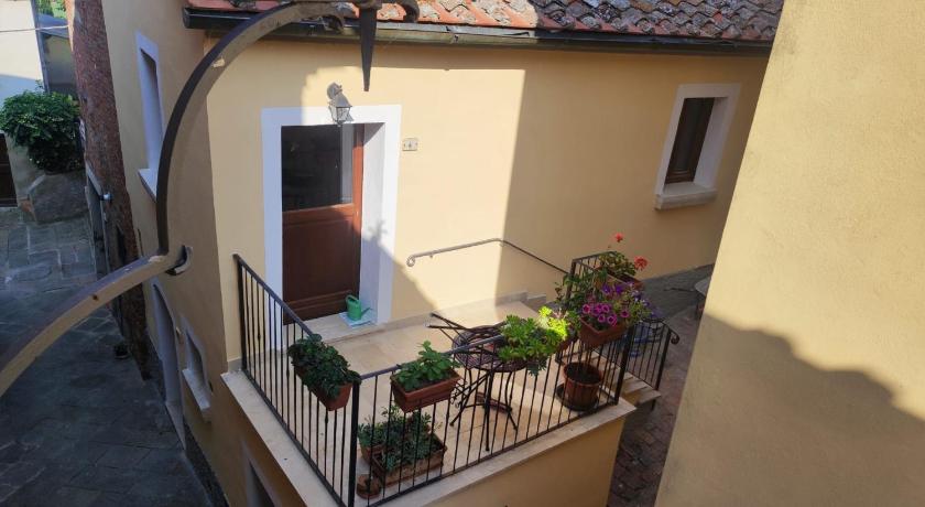 Il Grottino, Tuscan Village Apartment