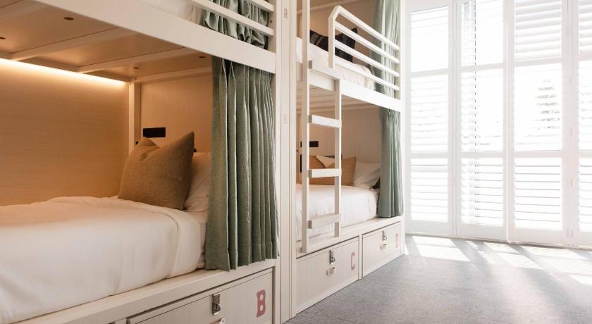 รูปของเตียงเดี่ยวในหอพักหญิง 6 เตียง (Bed in 6-Bed Female Dormitory) 1