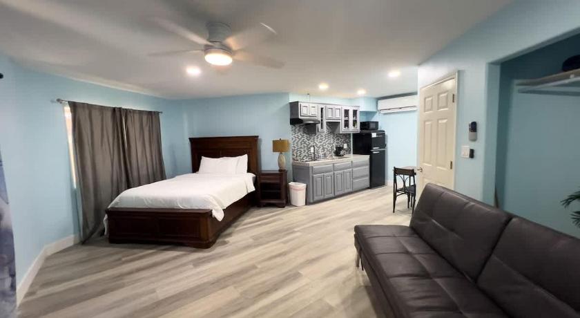 Port Isabel (TX) Blizzard's Lighthouse home 4-Star Accommodation pool