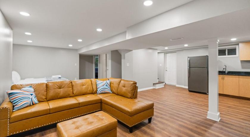 알링턴 (VA) Elegant 5BR Home Sleeps 14 Minutes from DC - Russell 2성급 숙소 레스토랑