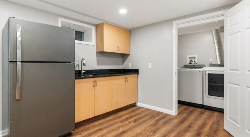 알링턴 (VA) Elegant 5BR Home Sleeps 14 Minutes from DC - Russell 2성급 숙소 레스토랑