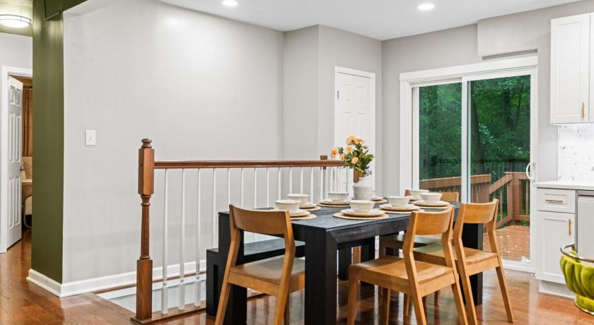 알링턴 (VA) Elegant 5BR Home Sleeps 14 Minutes from DC - Russell 2성급 숙소 수영장