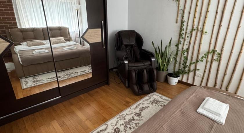 Central main street apartment