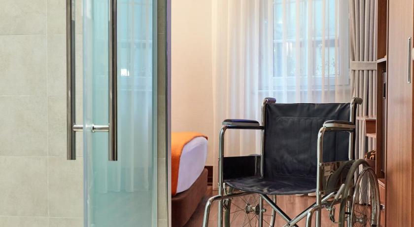 King szoba kerekesszékkel használható zuhanyzóval - mozgáskorlátozottak részére (King Room with Roll-In Shower - Disability Access) fotója 6