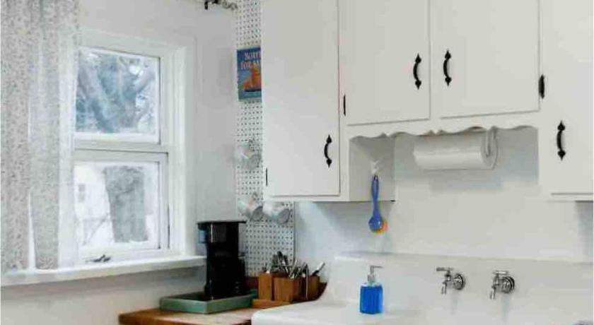 Sawyer (MI) Cottage Apartment by Lake MI w private Hot Tub! 4-Star Accommodation pool