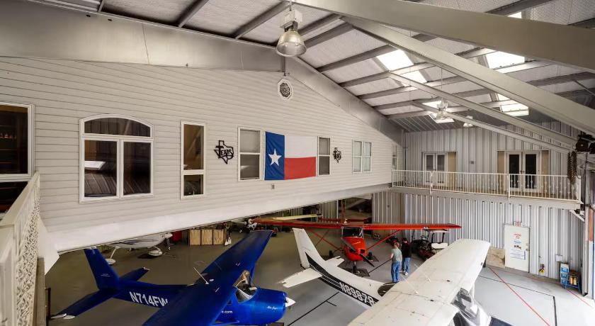 포트 워스 (TX) Airplane Hangar Loft - Coolest Stay in Fort Worth 4성급 숙소 수영장