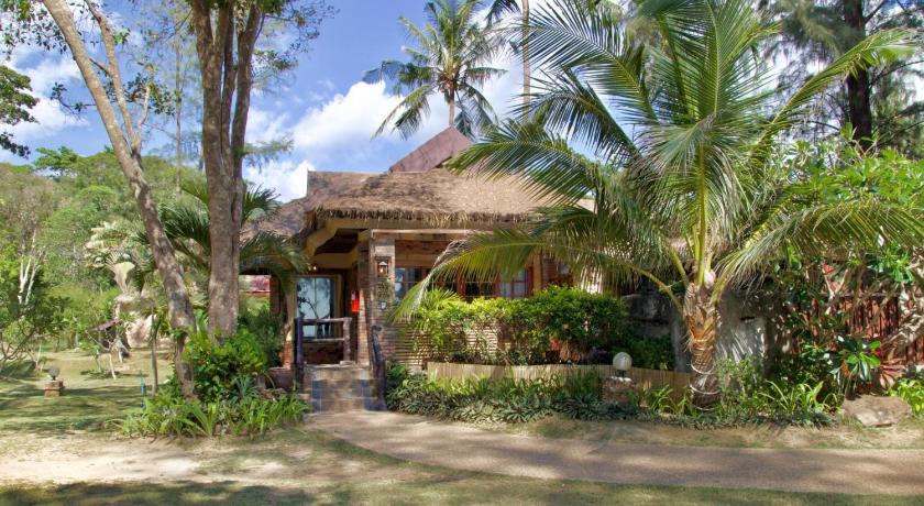 Hotel and Beach Bungalow at Lanta Resort - image 17