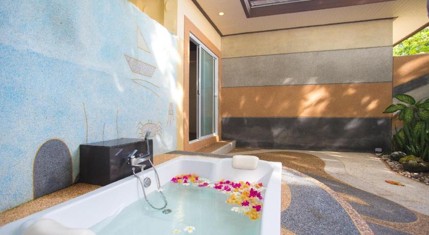 Hotel and Beach Bungalow at Lanta Resort - image 4