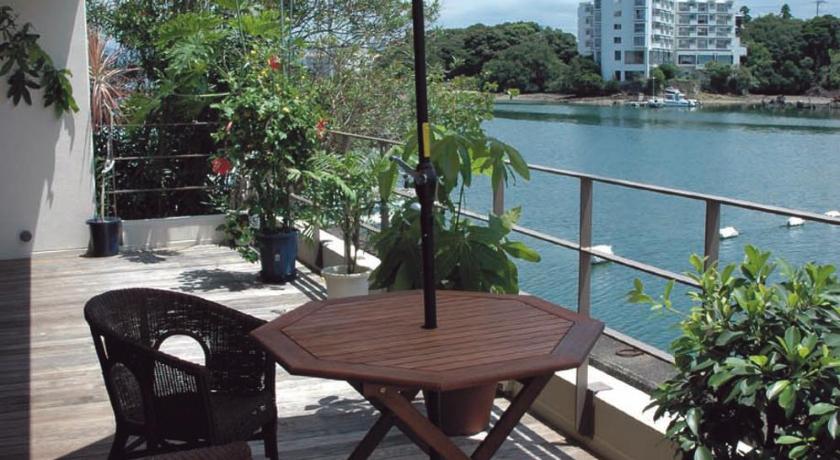 a wooden table with an umbrella on top of it, Hotel Luandon Shirahama in Shirahama