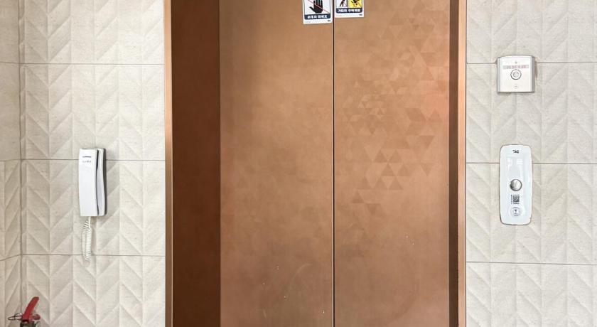 서울 홍대 풀하우스!신축!무료주차!엘베 남들과다른 특별한공간 (홍대 풀하우스!신축!무료주차!엘베 남들과다른 특별한공간) 4성급 싱글룸 수영장