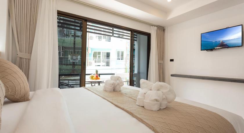 XL PATONG Hotel - image 10