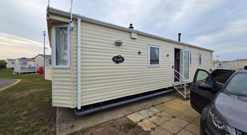 St Osyth, Clacton-on-sea, Cozy Beach side Caravan, Wifi, Tea and Coffee, Parking included