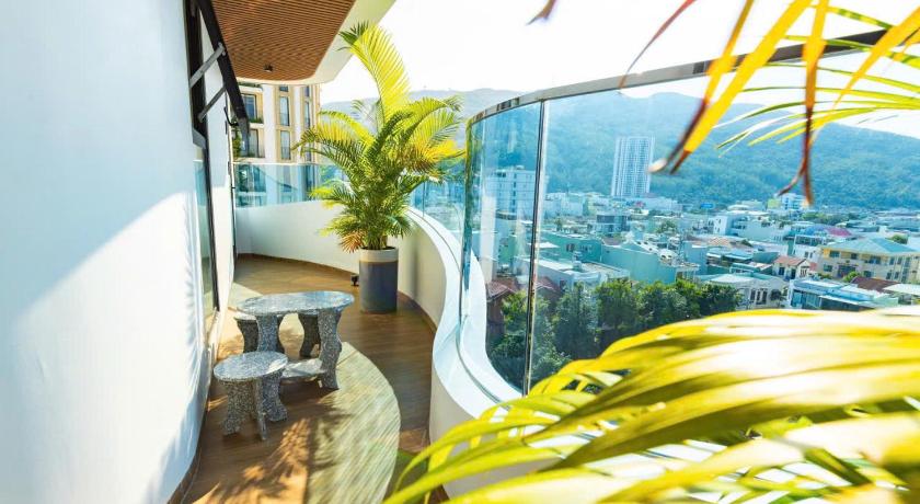 Phòng Giường Đôi Có Ban Công (2 Người Lớn + 1 Trẻ Em) (Double Room with Balcony (2 Adults + 1 Child))tooltipPhòng Giường Đôi Có Ban Công (2 Người Lớn + 1 Trẻ Em) (Double Room with Balcony (2 Adults + 1 Child))