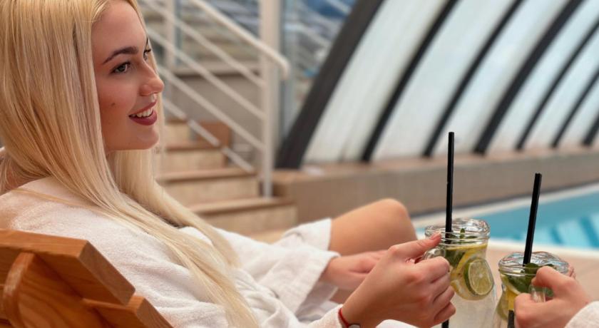 皮耶什佳尼 Hotel Magnolia 4星级 酒店 泳池