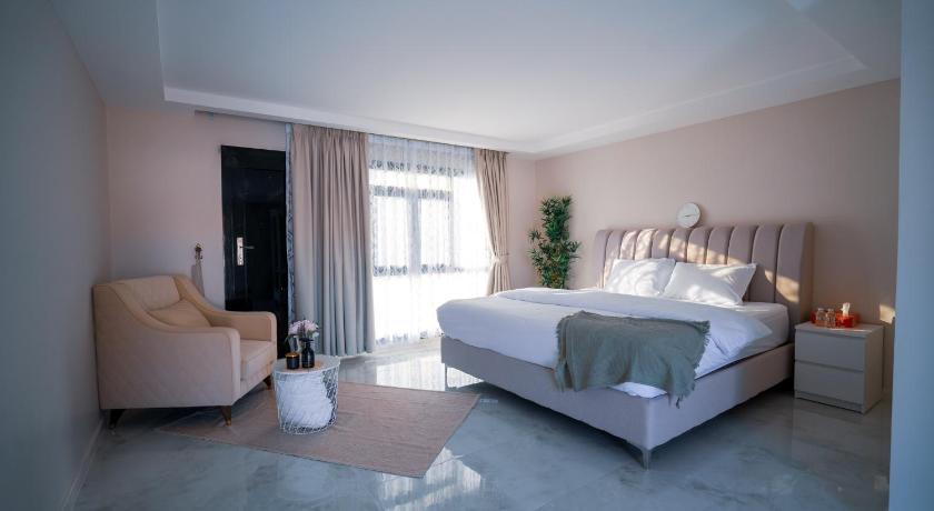 Image of Deluxe Family Room 0