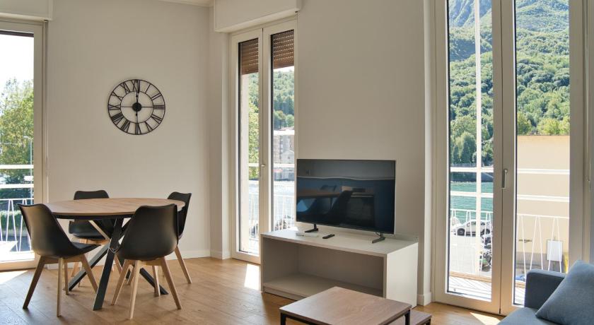 Wake of the lake - bright waterfront apartment