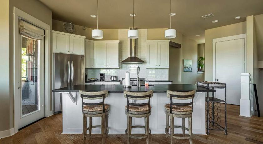 Spicewood Lake Travis Retreat - 5BR with BBQ & Pickleball 4-Star Accommodation lobby