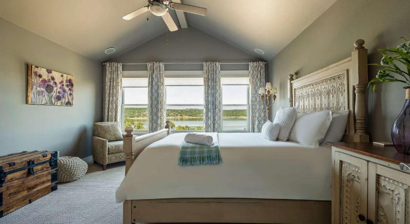 Spicewood Lake Travis Retreat - 5BR with BBQ & Pickleball 4-Star Accommodation pool