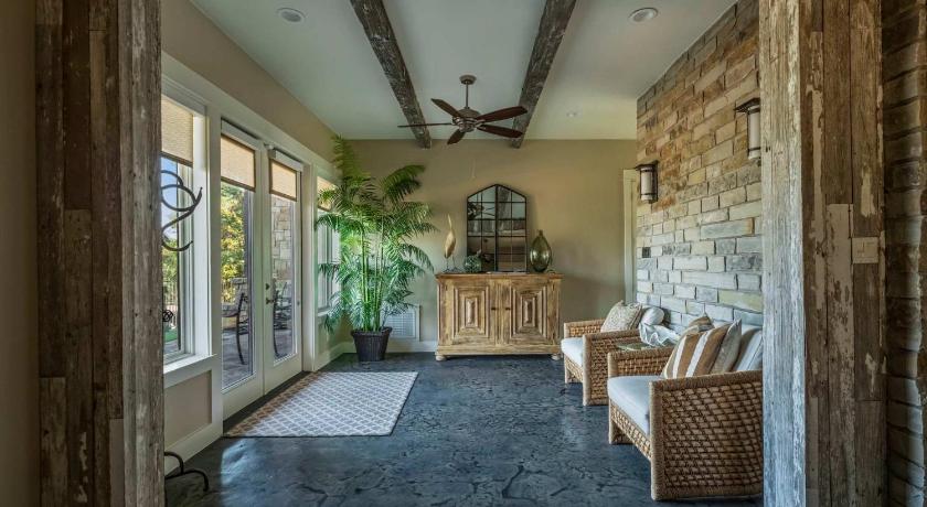 Spicewood Lake Travis Retreat - 5BR with BBQ & Pickleball 4-Star Accommodation room
