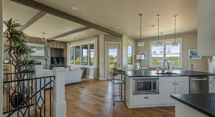 Spicewood Lake Travis Retreat - 5BR with BBQ & Pickleball 4-Star Accommodation pool