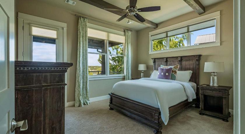Spicewood Lake Travis Retreat - 5BR with BBQ & Pickleball 4-Star Accommodation view