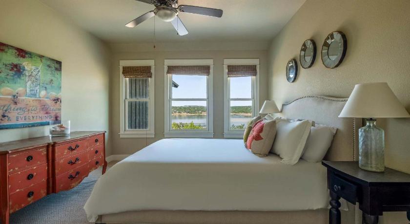 Spicewood Lake Travis Retreat - 5BR with BBQ & Pickleball 4-Star Accommodation lobby