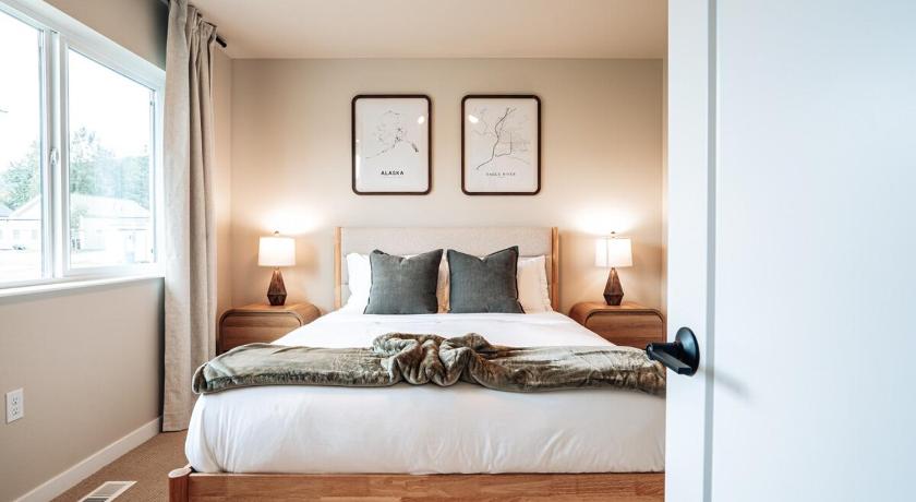 Prime Eagle River Stay - Walkable Location