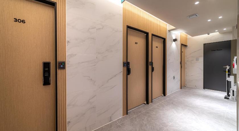 首尔 The Central Hongdae 2星级 酒店 泳池