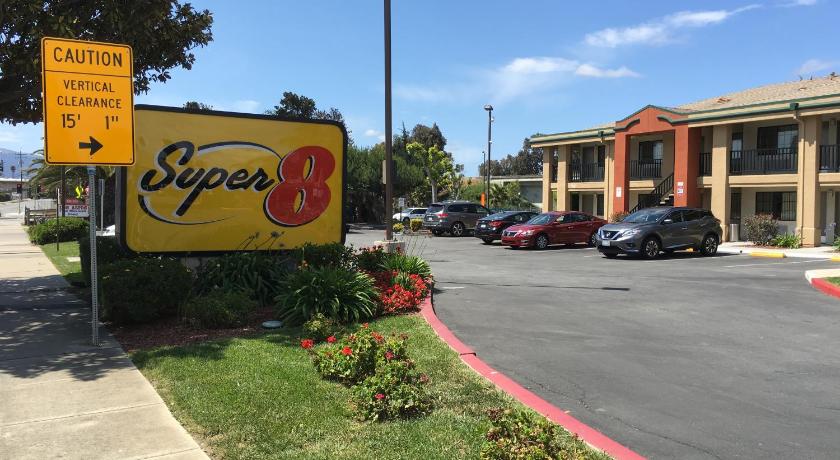 Super 8 By Wyndham Salinas