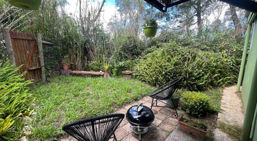 Cozy private cottage with garden views at Ferngrove