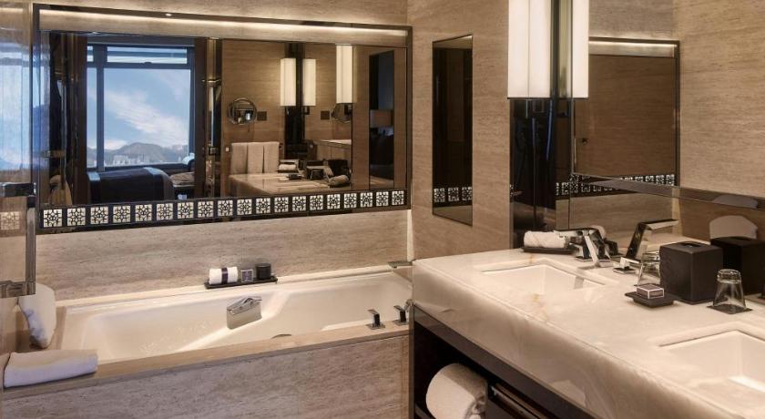 Image of Deluxe Victoria Hbr Suite, Club lounge access, 1 Bedroom Suite, 1 King, Victoria Harbour view 3