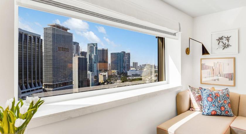 Image of Classic King Room with Skyline View and Club Lounge Access 1