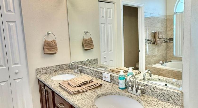 Brandon (FL) Spacious House with Pool and Hot Tub near Tampa 4-Star Accommodation lobby