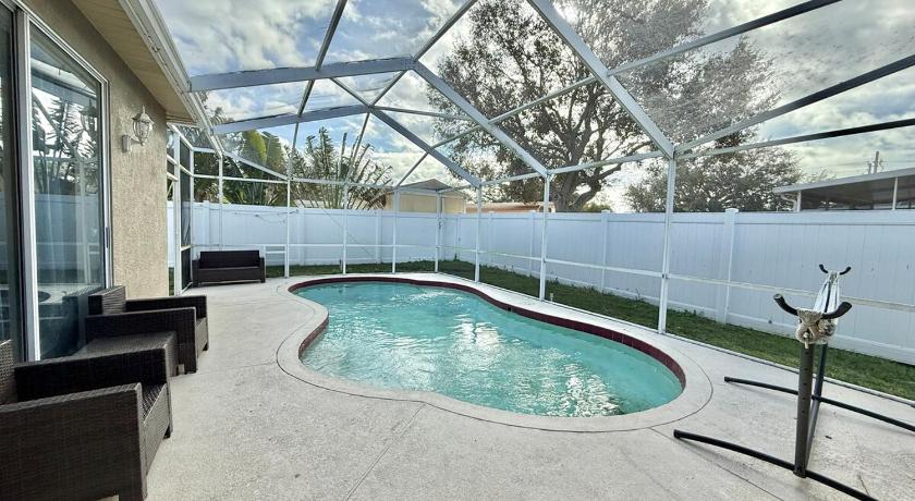 Brandon (FL) Spacious House with Pool and Hot Tub near Tampa 4-Star Accommodation restaurant