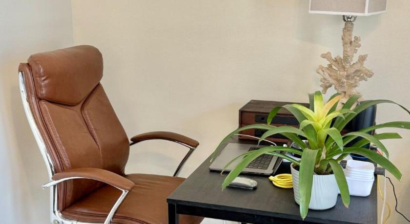 Brandon (FL) Spacious House with Pool and Hot Tub near Tampa 4-Star Accommodation restaurant