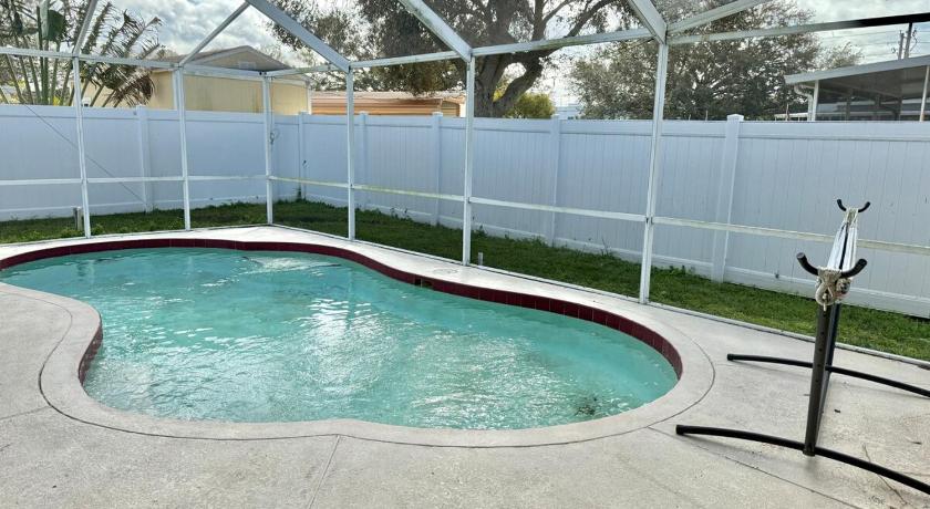 Brandon (FL) Spacious House with Pool and Hot Tub near Tampa 4-Star Accommodation room