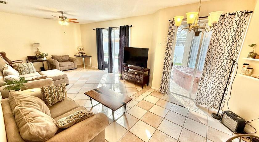 Brandon (FL) Spacious House with Pool and Hot Tub near Tampa 4-Star Accommodation suite
