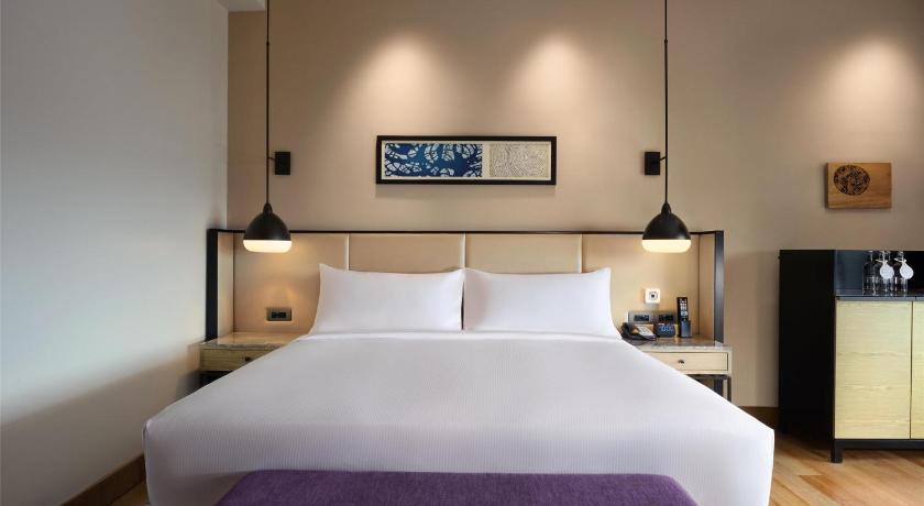 Image of King Accessible Room - Lake View 6