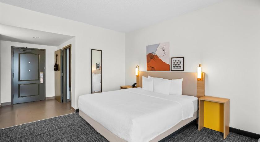 Image of 1 King Bed Mobility Accessible with Bathtub 1