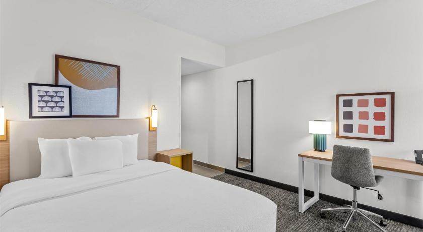 Image of 1 Queen Bed 1