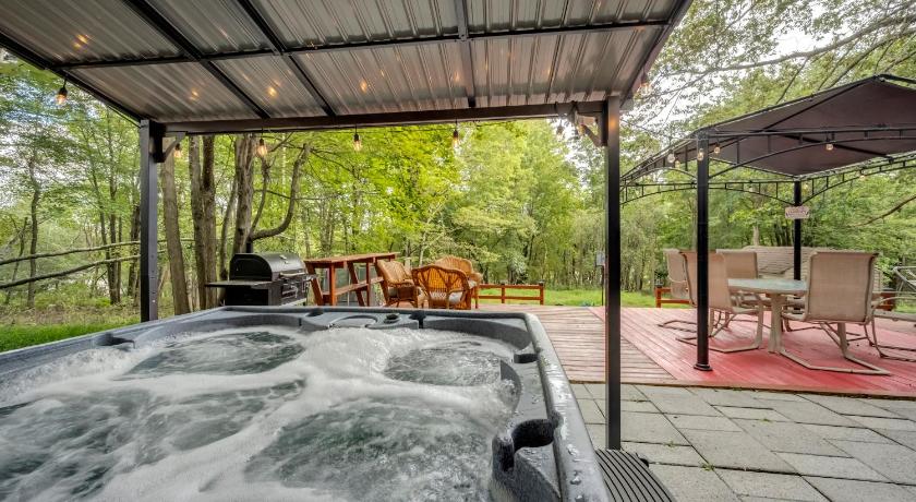 トビハンナ・タウンシップ Stunning! Pocono Escape! HotTub Sauna Pool Ski Pet-Friendly Firepit Game Room Fireplace BBQ Lakes Te 5つ星 宿泊施設 外観