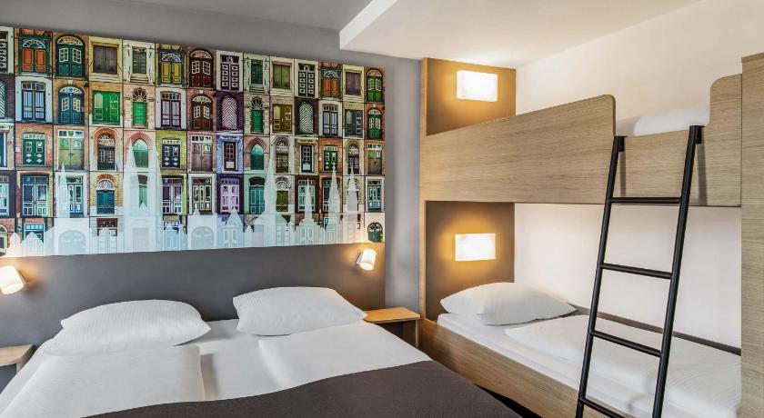 Image of Family Room (3 adults + 1 children) 1