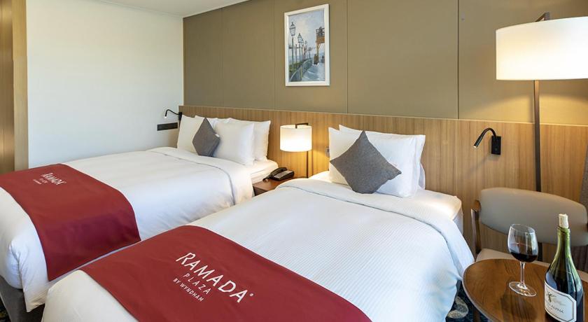 Image of 1 Double Bed, 1 Single Bed, Superior Room, Mountain View, Non-Smoking 4