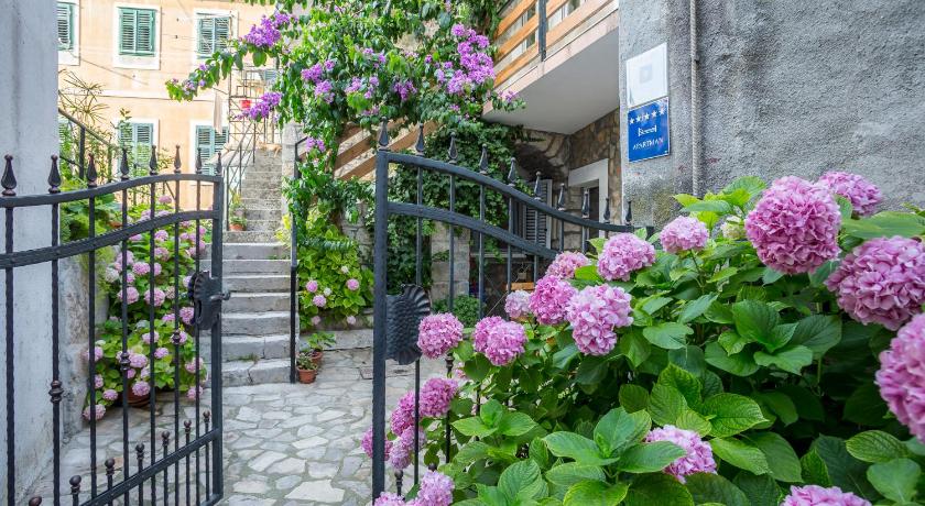 Apartments Sara — Hotel in Split