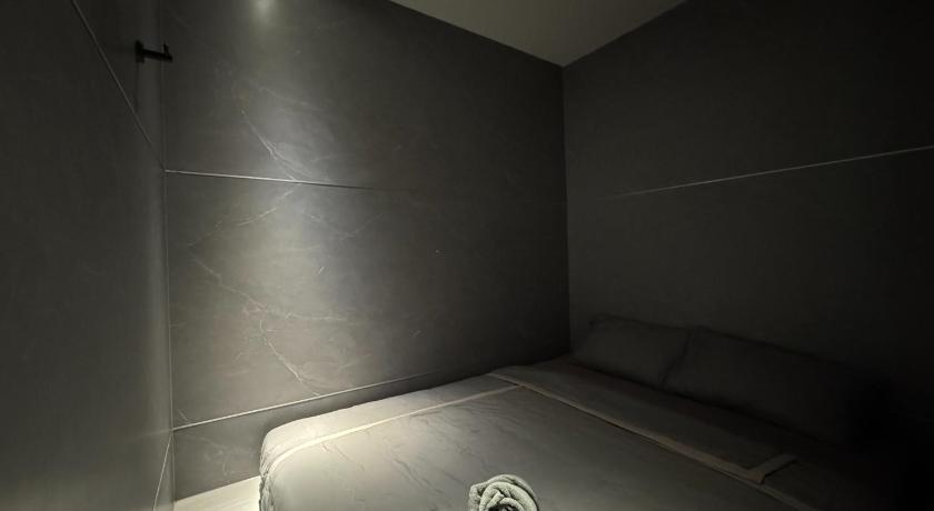 Image of Queen Capsule with Shared Bathroom 5