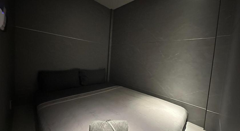 Image of Queen Capsule with Shared Bathroom 6