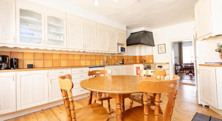 Image of Large One-Bedroom Apartment 5