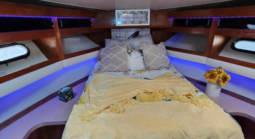 2 Bedroom Yacht Rental