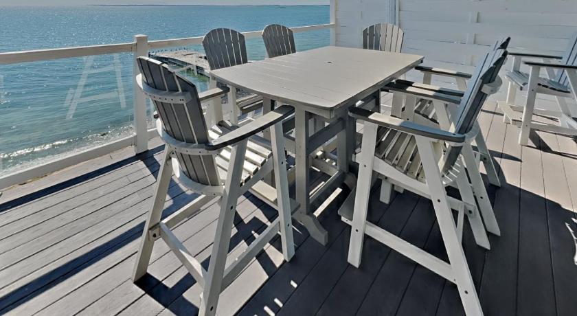 Put-in-Bay Put-in-Bay Waterfront Condo #208 4-Star Accommodation restaurant